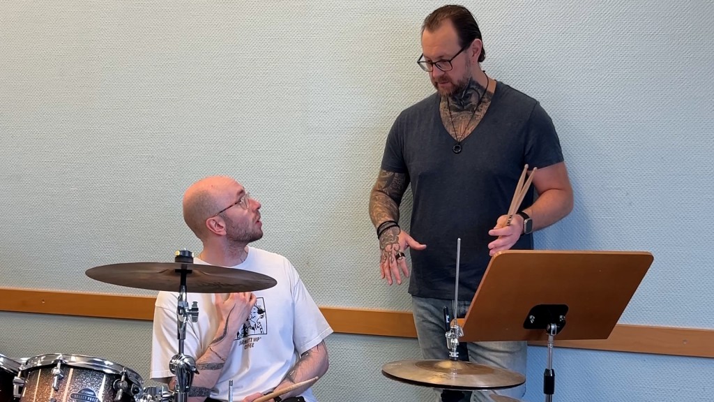 Musikalische Therapie als kultureller Ansatz bei psychischen Erkrankungen. V.l.n.r.: Schlagzeuglehrer Felix Zeller und Jens Waßner.