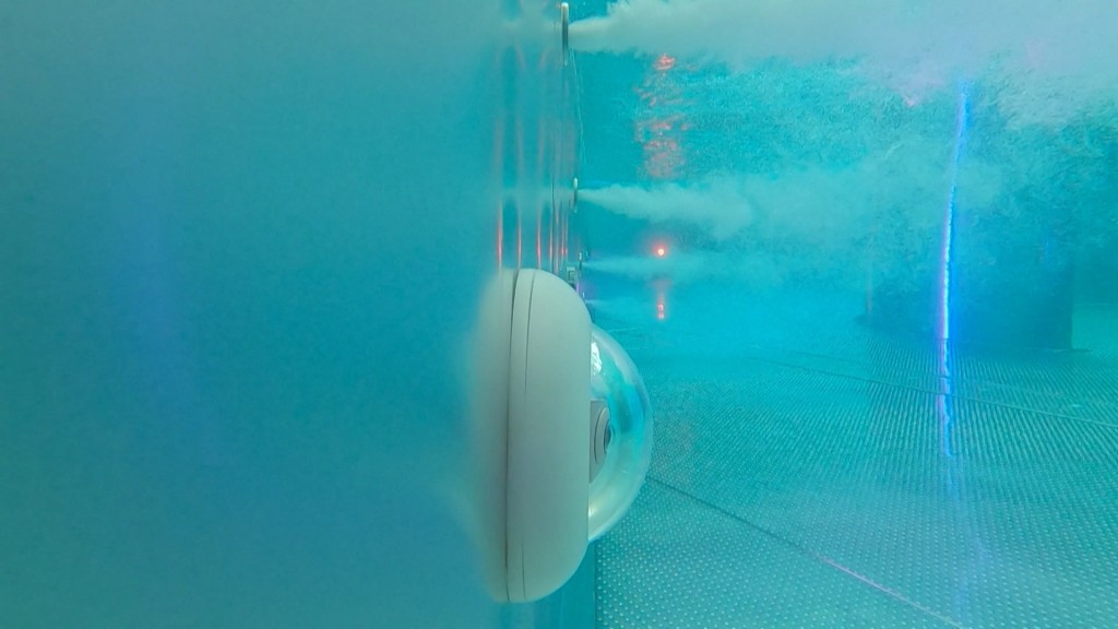 Foto: Eine Unterwasserkamera im Homburger KOI-Bad, die Ertrinkende erkennen soll