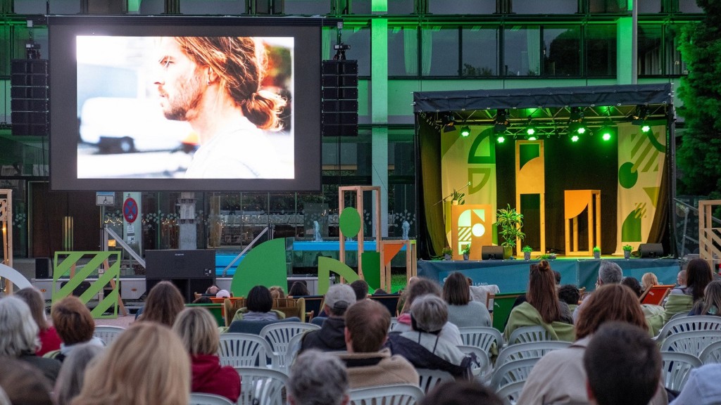 Foto: Zuschauer gucken einen Film auf einer Leinwand