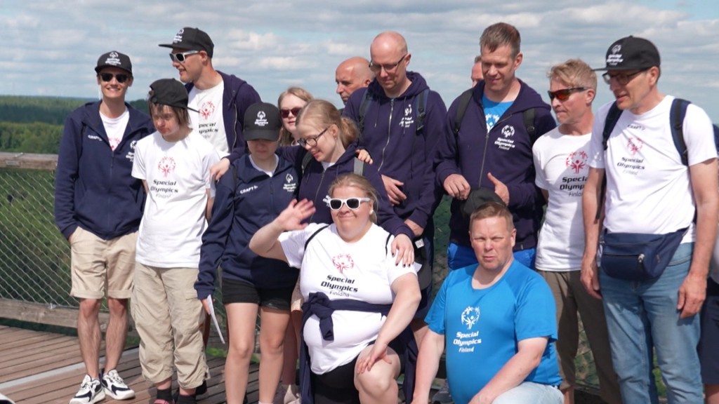 Die finnische Delegation vor den Nationalen Spielen der Special Olympics auf dem Baumwipfelpfad an der Saarschleife