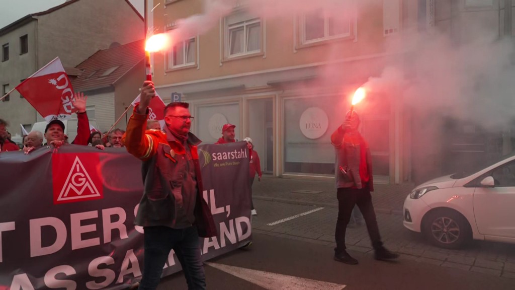 Stahlarbeiter demonstrieren in Völklingen