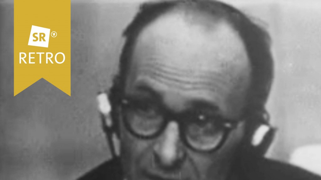 Adolf Eichmann im Gerichtssaal mit Kopfhörern
