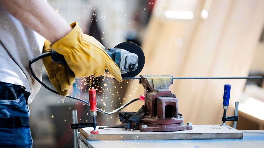 Foto: Ein Metaller arbeitet an einem Werkstück