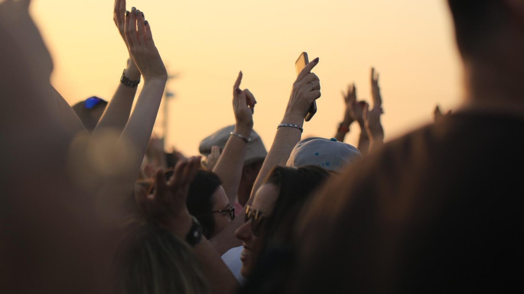 Erhobene Hände auf einem Open Air Konzert