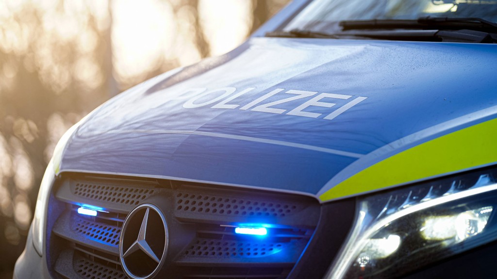 Polizeiwagen mit Blaulicht bei einem Einsatz