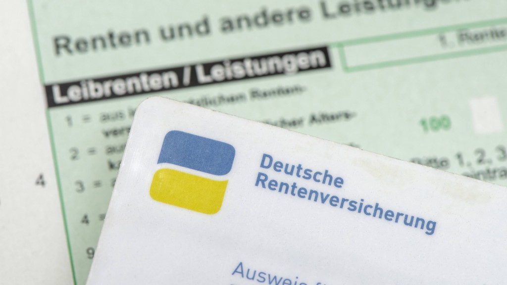 Foto: Ein Ausweis der deutschen Rentenversicherung über einem Steuerformular zur Einkommensteuer