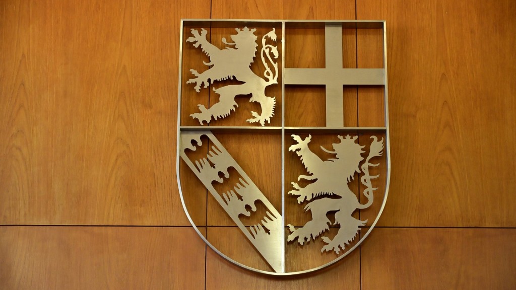Foto: Saarlandwappen im Gerichtssaal