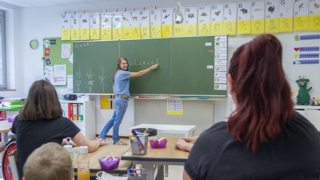 Foto: Eine Lehrerin unterrichtet in der Klasse einer Förderschule
