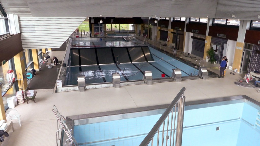 Leere Schwimmbecken bei der Sanierung des Lebacher Hallenbads