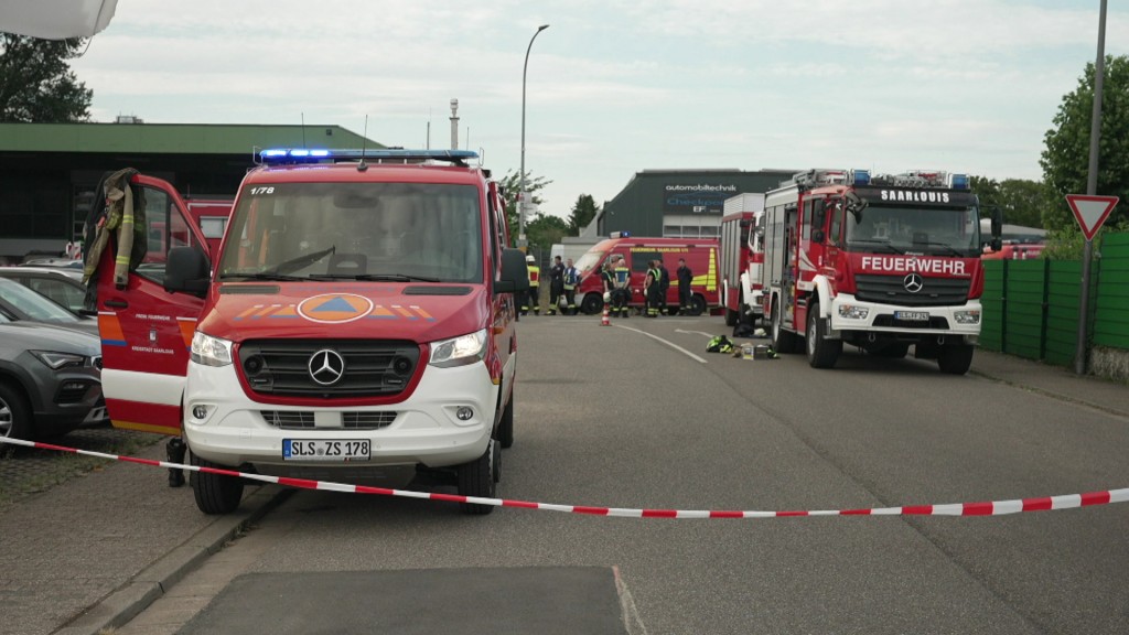 Feuerwehrkräfte in einem Recyclingbetrieb im Einsatz