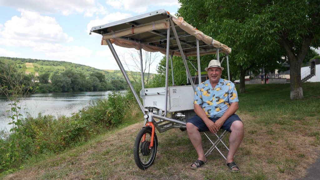 Raimund Schmidt mit seinem Solar-Wohnwagen-Fahrrad