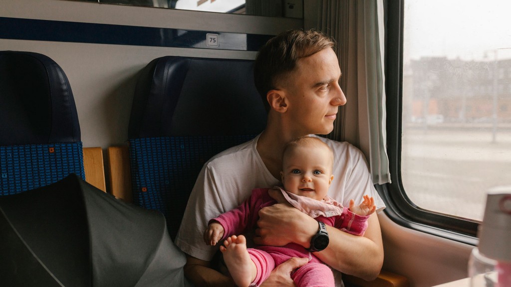 Foto: Vater mit Baby auf dem Arm