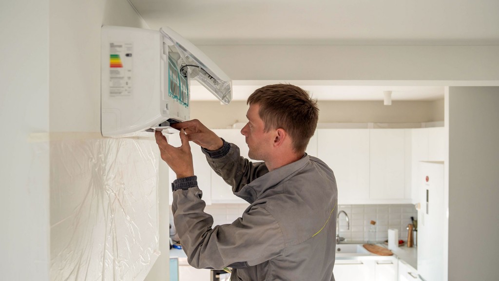 Foto: Ein Techniker installiert eine Klimaanlage in einer Wohnung