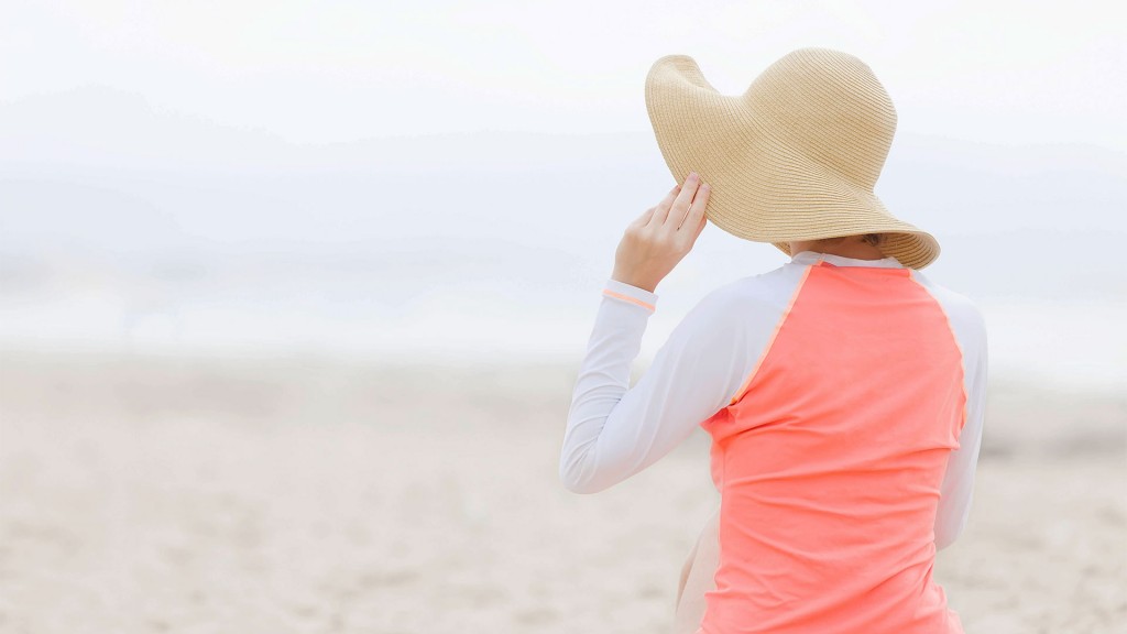 Frau trägt UV-Schutz Shirt am Strand