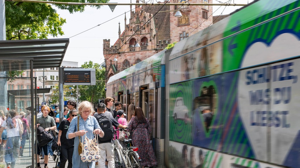 Saarbahn und Fahrgäste an der Haltestelle Johanneskirche