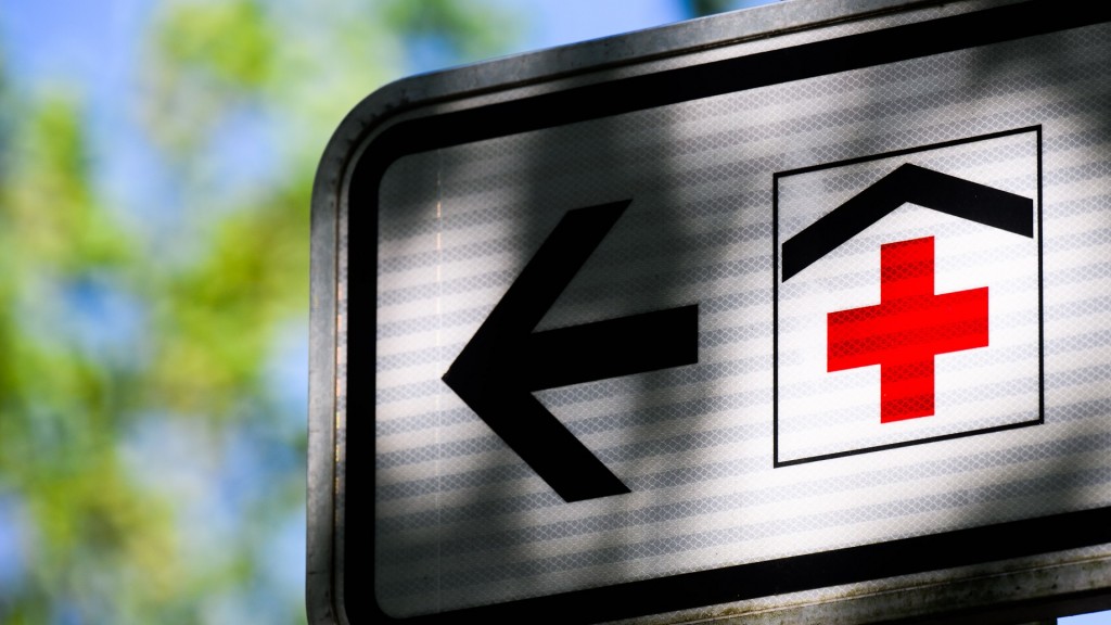 Wegweiser mit dem Symbol für ein Krankenhaus