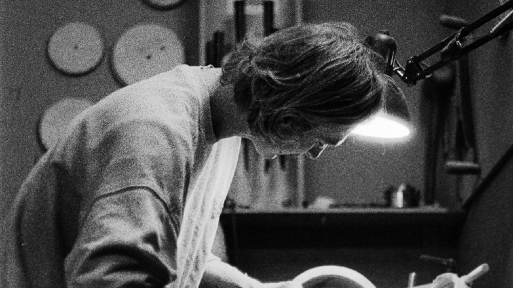 Der Künstler Jonas Schneider in seinem Atelier.