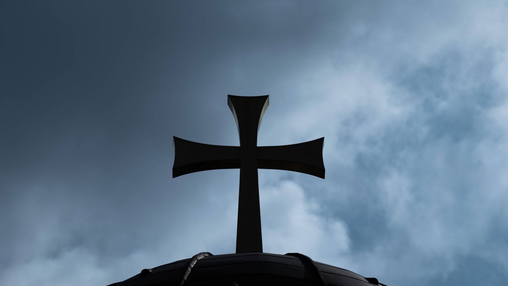 Foto: Kreuz auf dem Dach einer Kirche