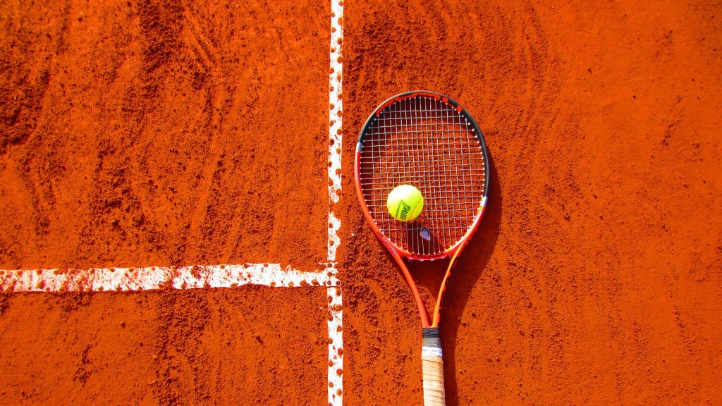 Tennisschläger liegt auf einem Tennisplatz