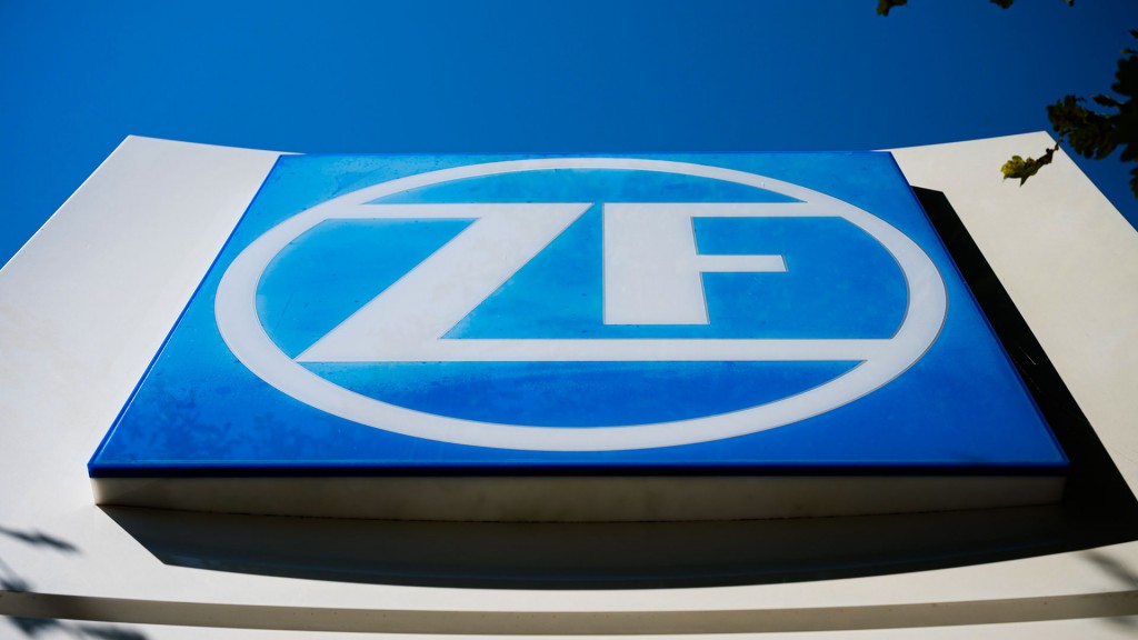 Das ZF Logo am Eingang des Saarbrücker Werks 