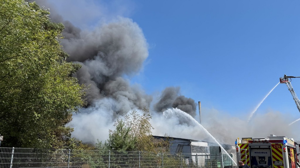 Foto: Großeinsatz der Feuerwehr bei Brand in Lagerhalle