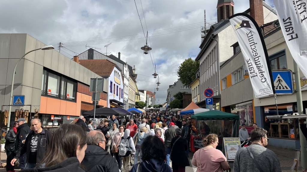 Besucher auf dem Maria Geburtsmarkt in Lebach