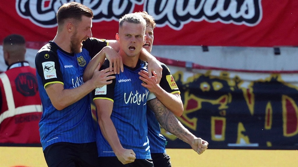 Foto: FCS-Torjubel bei Kühlwetter, Pick und Gleiber (von l. n. r.)