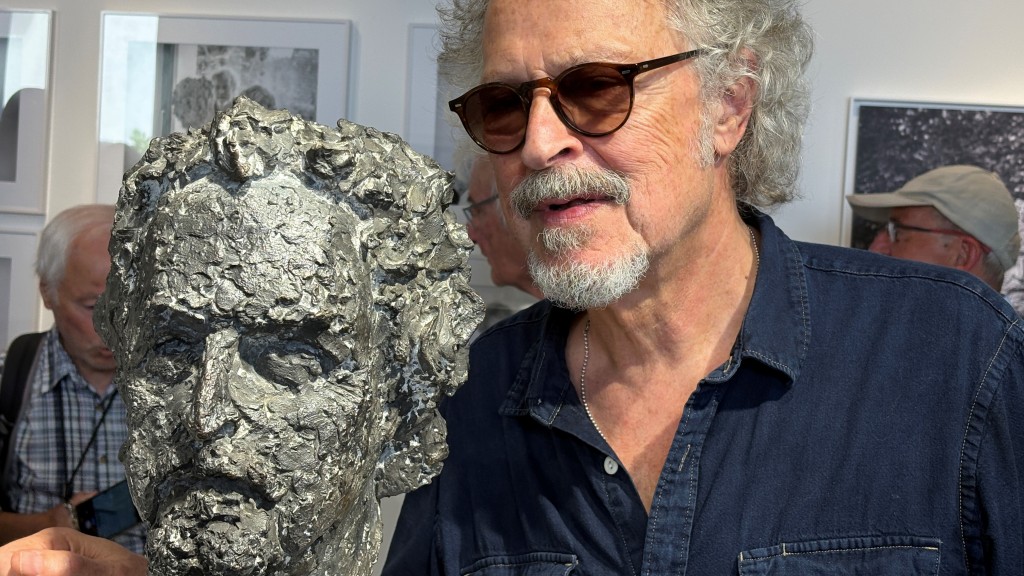 Wolfgang Niedecken neben seiner Bronzebüste