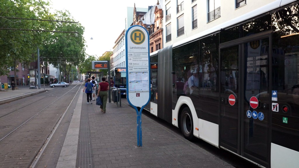 Ersatzbusse an einer Saarbahnhaltestelle