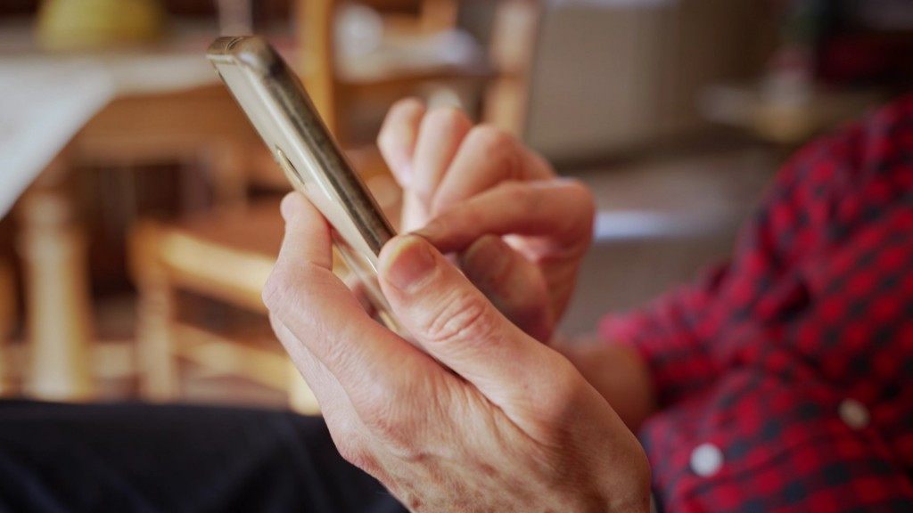Person am Smartphone 