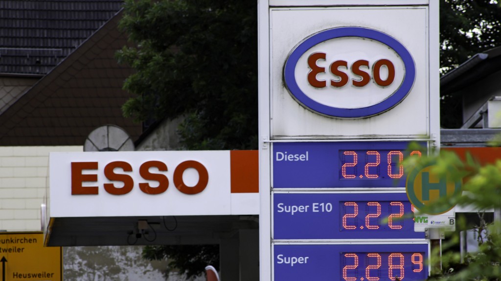 Preistafel einer Tankstelle in Illingen Saar zeigt hohe Spritpreise nach 12 Uhr mittags