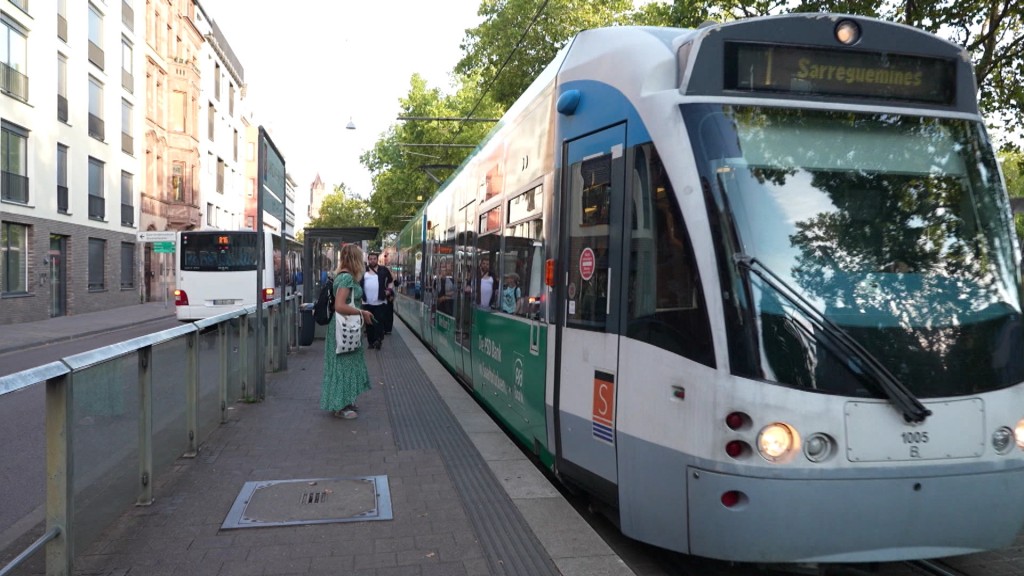 Saarbahn-Tram hält an Haltestelle