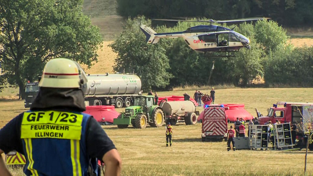 Foto: Löscharbeiten der Feuerwehr bei Waldbrand in Illingen