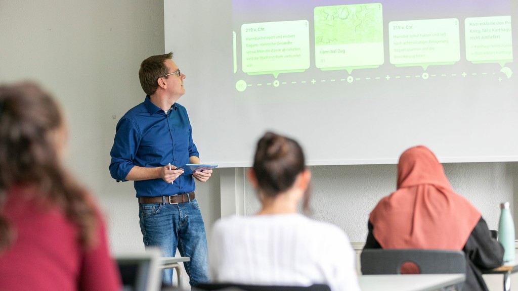 Ein Lehrer unterrichtet eine Gruppe von Schülern