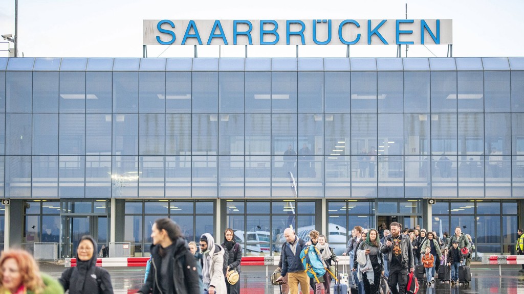 Passagiere gehen zur Flug im Saarbrücken Flughafen