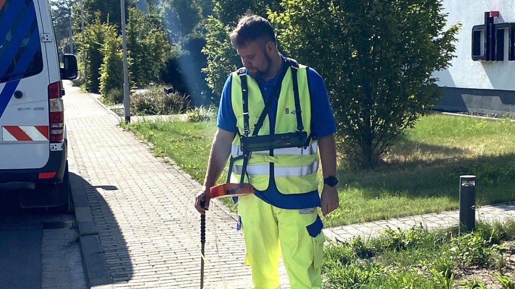 Foto: Ein Stadtwerke-Mitarbeiter überprüft Verdachtsfälle