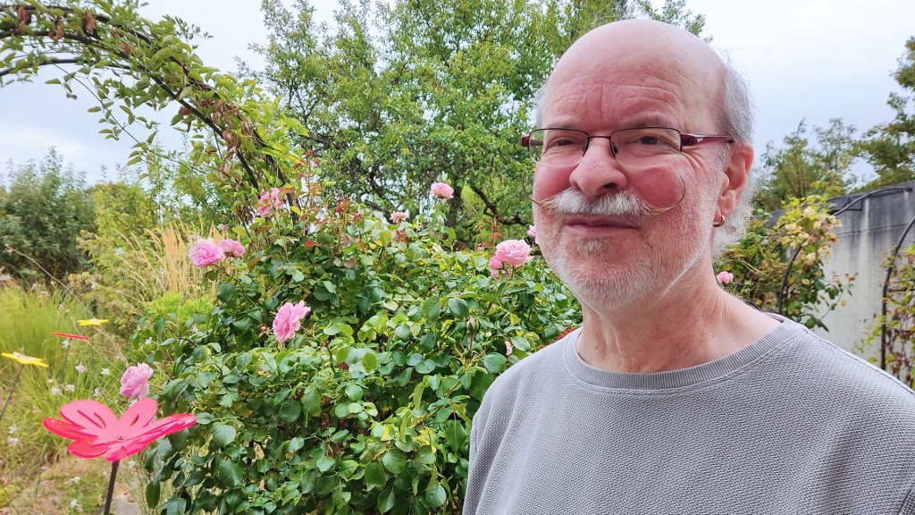 Michael Keller vor seinen Rosen