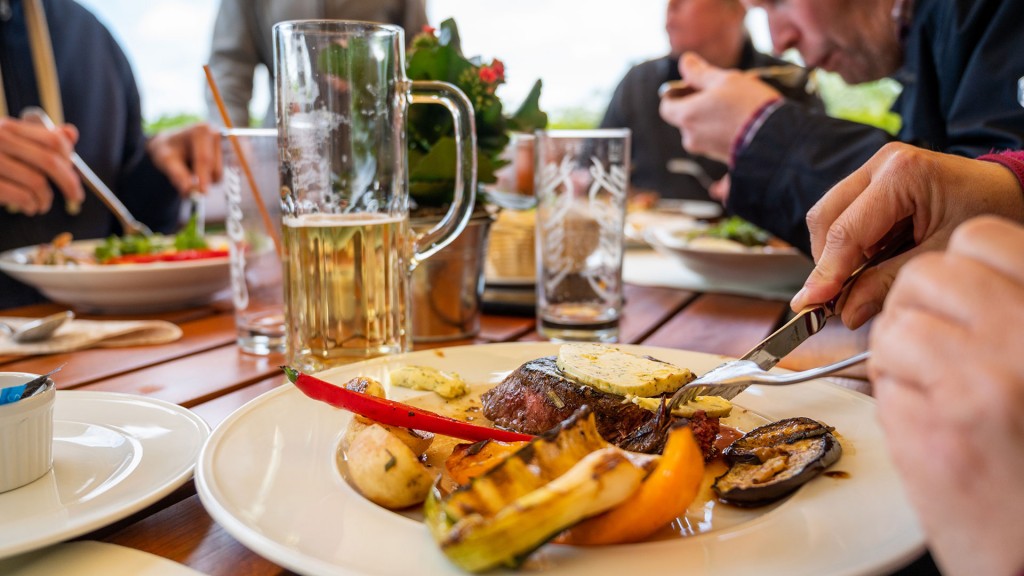 Foto: Gäste essen in einem Restaurant