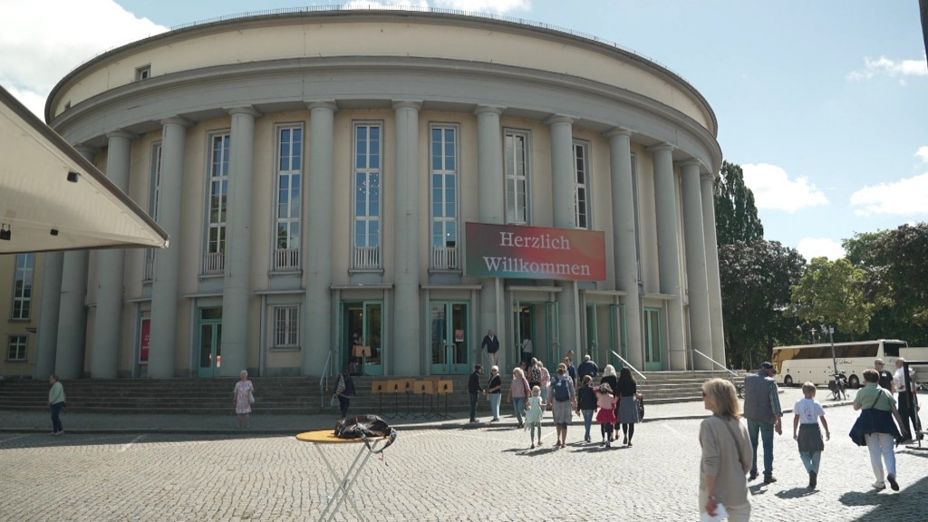 Foto: Besucher vorm Staatstheater in Saarbrücken (Bild von 2025)