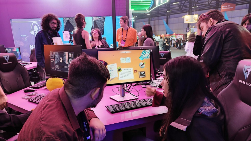 Foto: Besucher einer Gaming-Messe testen Computerspiele