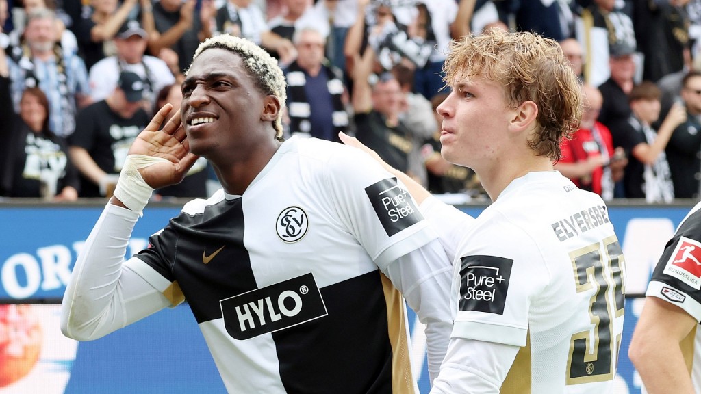 Foto: David Mokwa und Cole Campbell jubeln nach dem 3:0 gegen Leverkusen