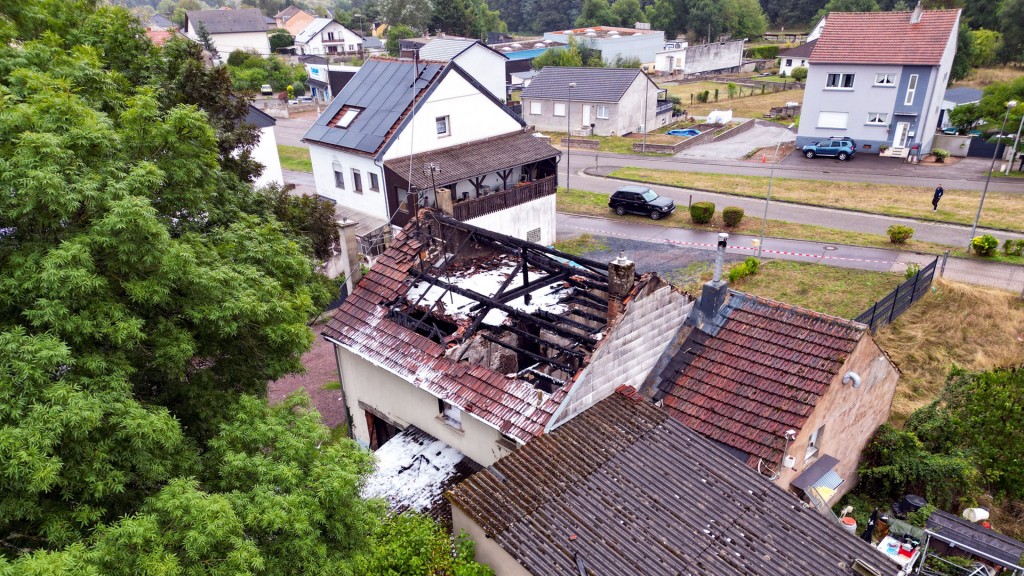Foto: Lösch-Schaum ist in einem ausgebrannten Dachstuhl eines Hauses in Naßweiler zu sehen