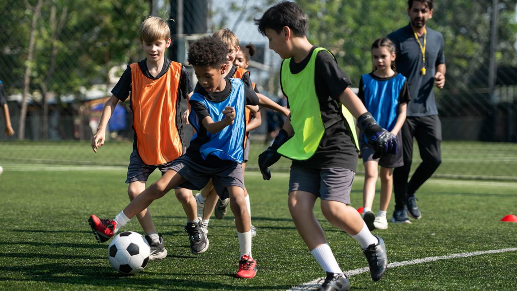 Kinder beim Fußballspielen