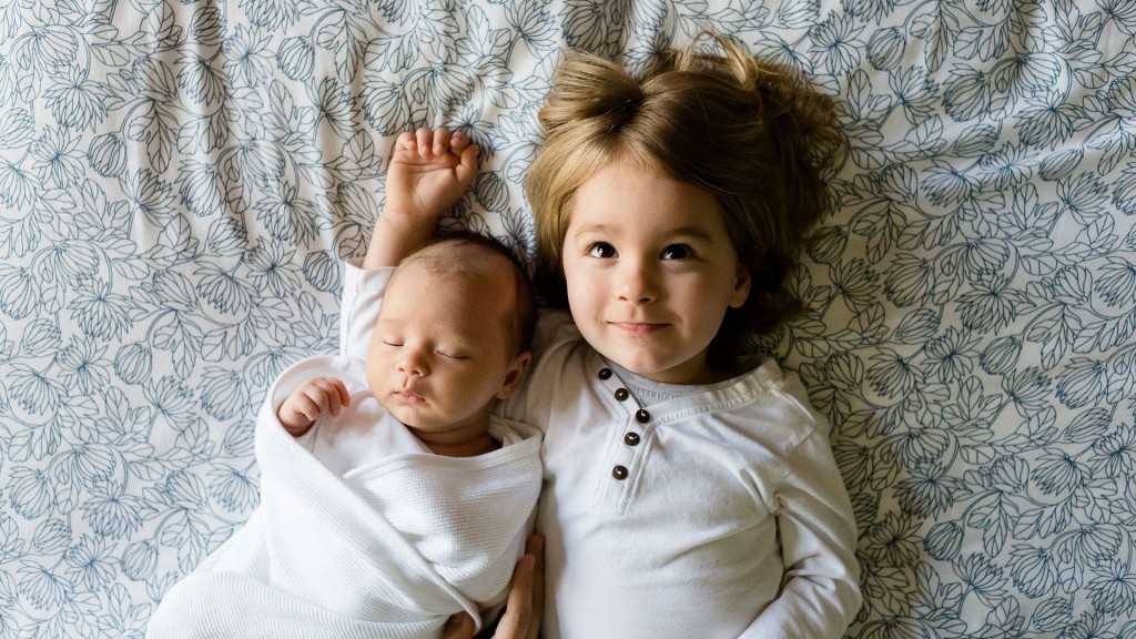Bruder und Schwester liegen nebeneinander