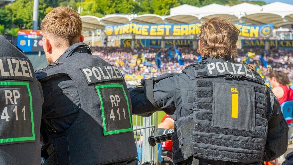 Polizei sperrt die Straßen rund um das Ludwigsparkstadion vor einem Fußballspiel 