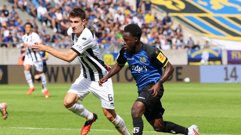 Foto: Zweikampf zwischen Kelsey Owusu (1. FC Saarbrücken) und Georgios Antzoulas (FC Ingolstadt 04) 