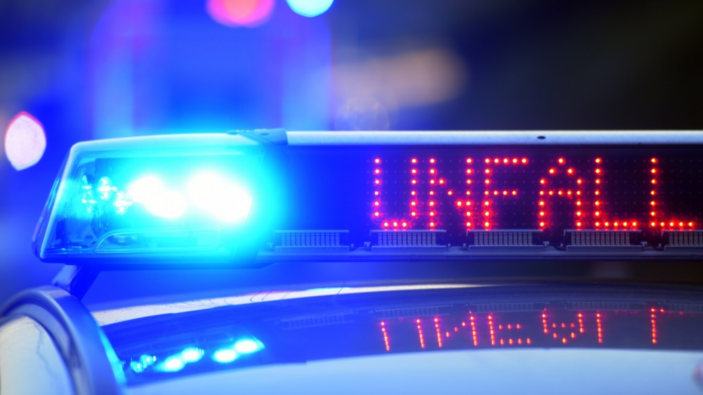 Foto: Auf einem Polizeifahrzeug warnt eine Leuchtschrift vor einer Unfallstelle.