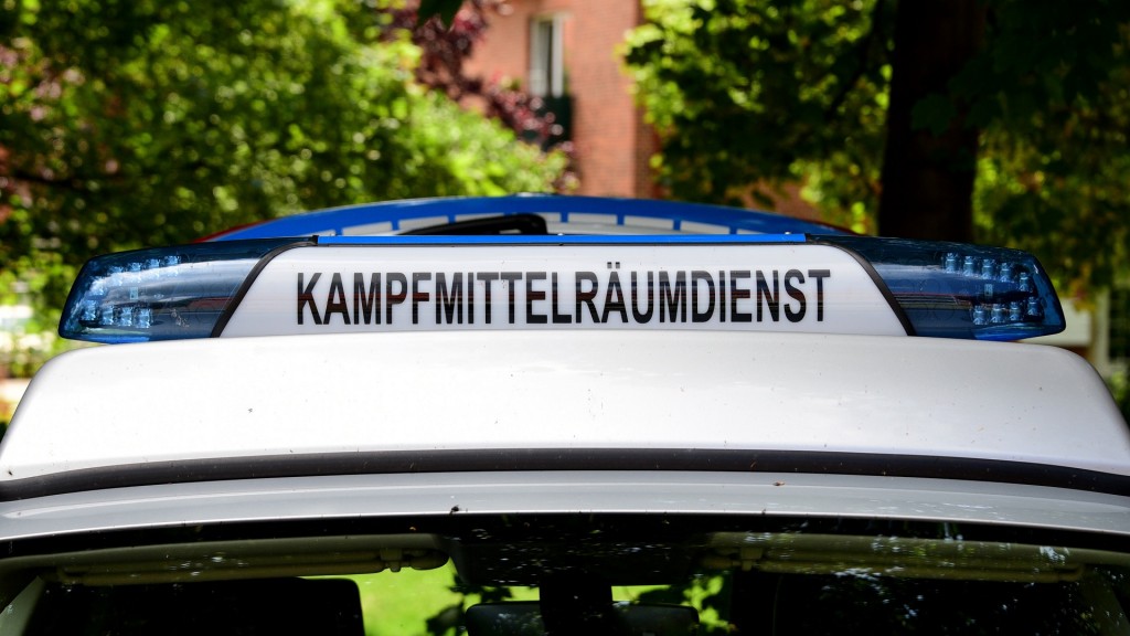 Ein Fahrzeug vom Kampfmittelräumdienst ist mit Blaulicht im Einsatz.