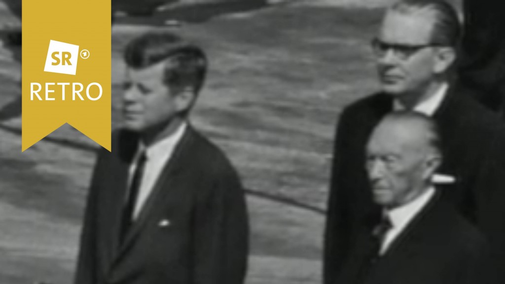 John F. Kennedy und Konrad Adenauer stehen nebeneinander