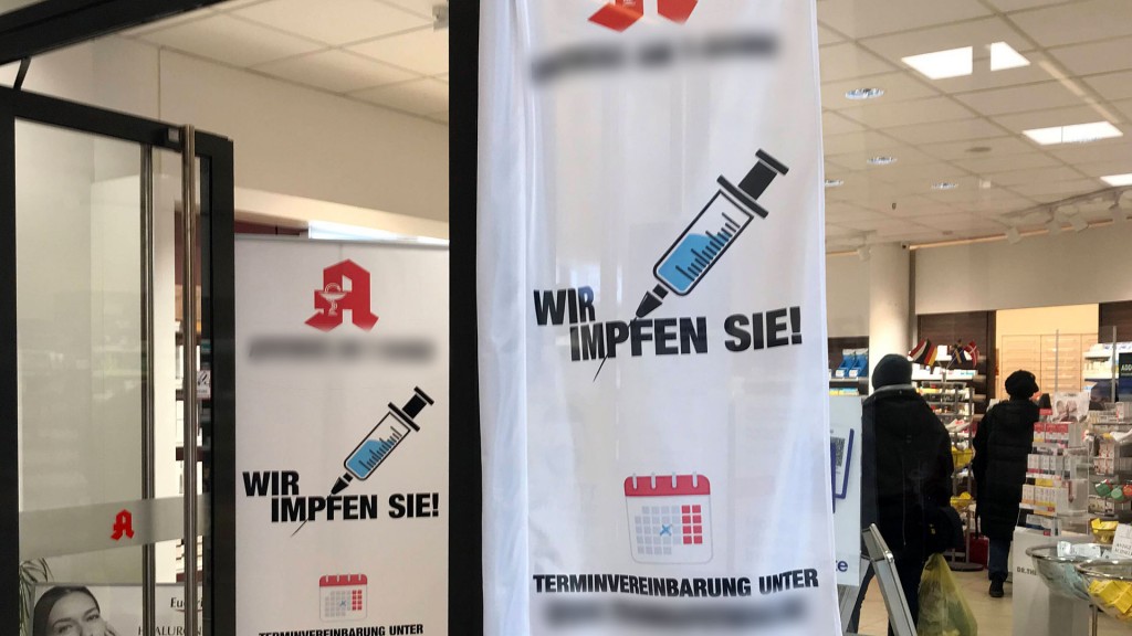 Symbolbild: eine Apotheke (anonymisiert) wirbt für ihr Impf-Angebot